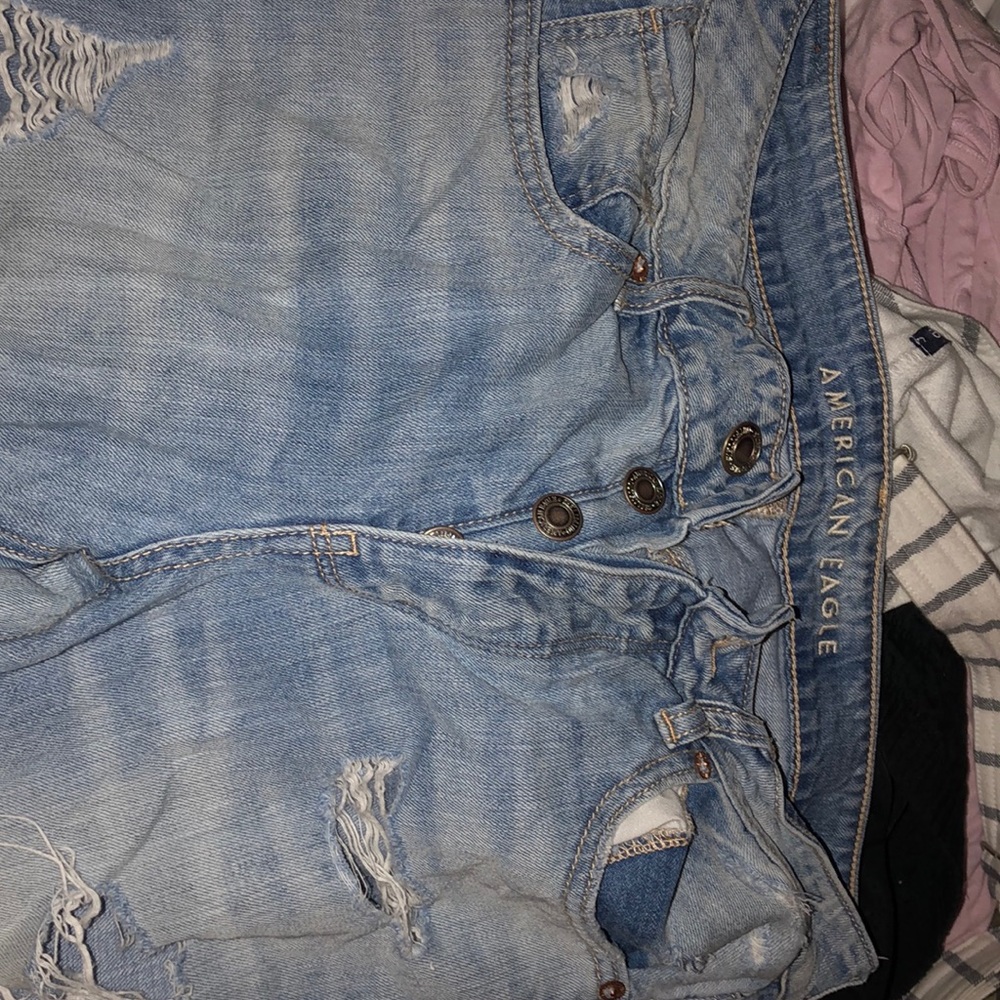 Ripped tomgirl jeans